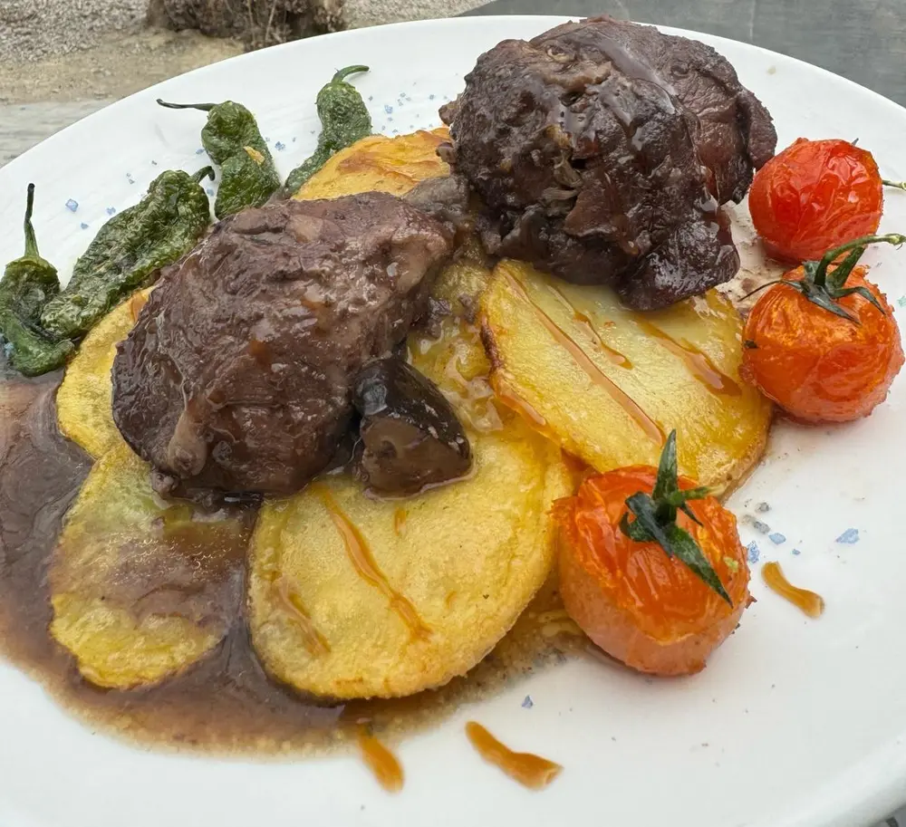 Carrilladas en salsa de vino y verduras