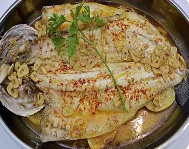 Lubina a la espalda con salsa Mery